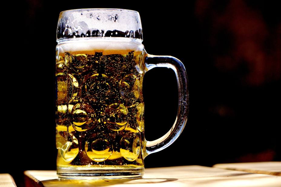 ¿Es peligroso para nuestro estómago beber cerveza sin espuma?