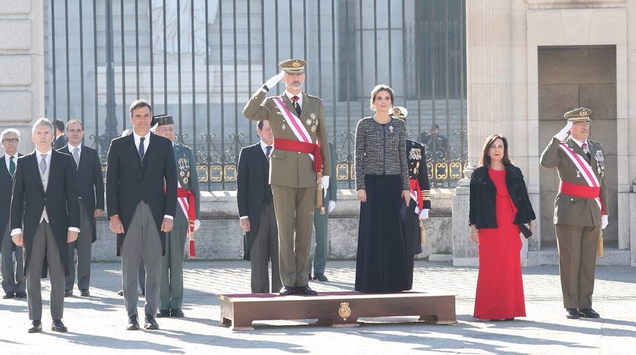 Los Reyes, Felipe VI y Letizia, junto al Presidente del Gobierno y los ministros de Defensa e Interior