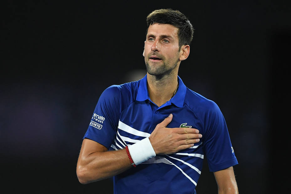 Djokovic aprovecha la retirada de Nishikori y buscará la final en Melbourne ante Pouille