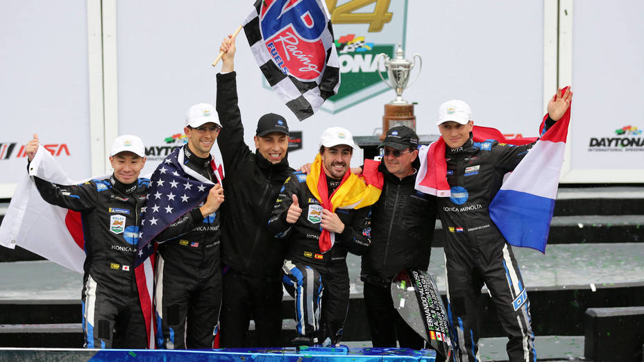 Fernando Alonso celebra con su equipo la victoria en las 24 horas de Daytona. CORDONPRESS