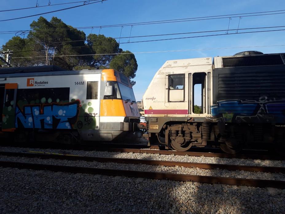 Continúan los trabajos de retirada del tren por el accidente en Castellgalí (Barcelona)