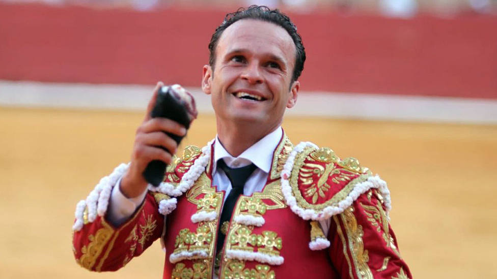 Antonio Ferrera con la oreja cortada este jueves en el primer festejo de la Feria de Córdoba