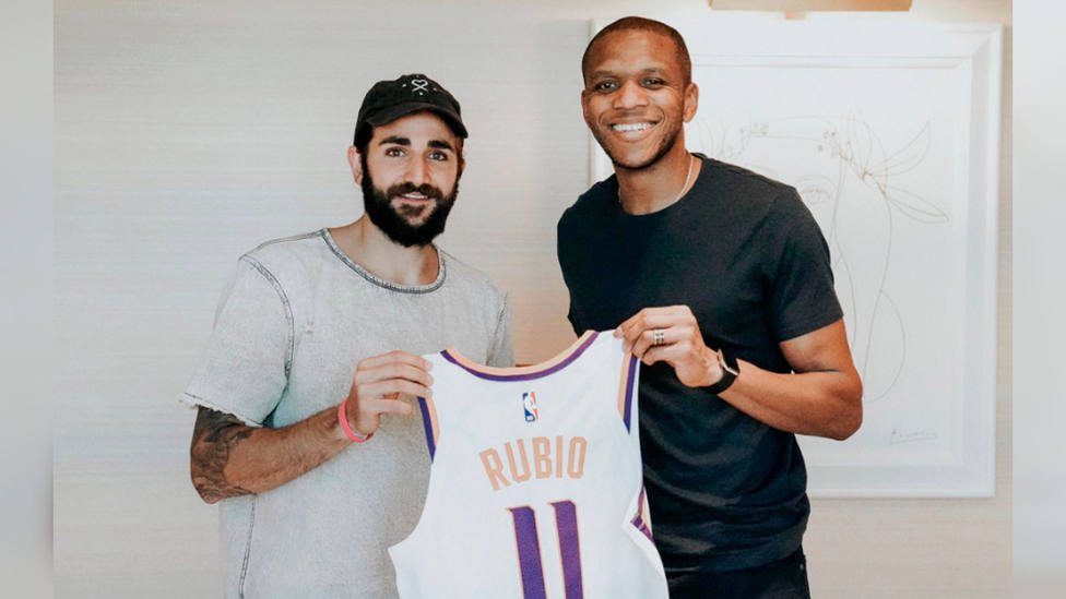 Ricky Rubio posa con su nueva camiseta de los Phoenix Suns (@rickyrubio9)