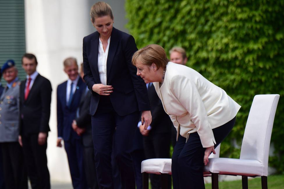 Merkel participa sentada en un acto militar para evitar un nuevo temblor