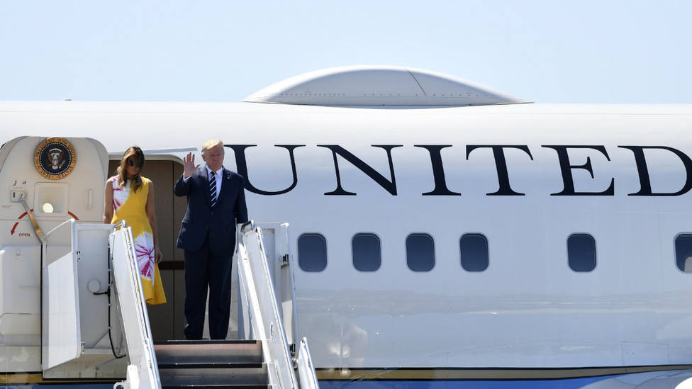 Trump y Melania bajan del Air Force One recién aterrizado en Francia para la cumbre del G-7