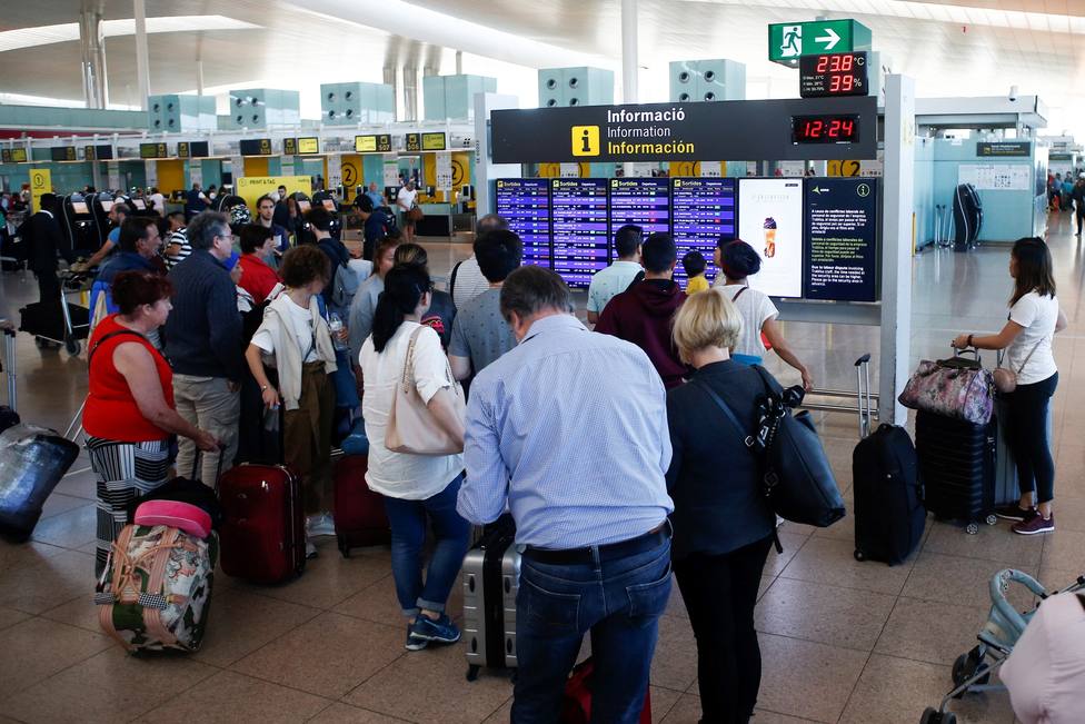 Cancelados otros 45 vuelos en El Prat tras un colapso que dejó 131 heridos