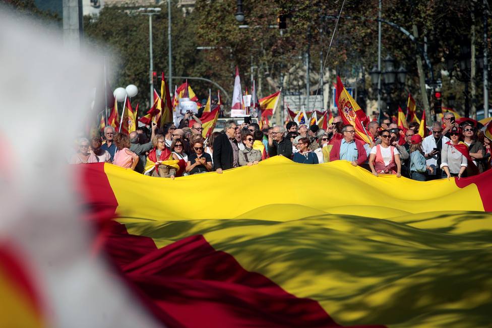 Miles de personas se manifiestan en Barcelona para decir basta al procés
