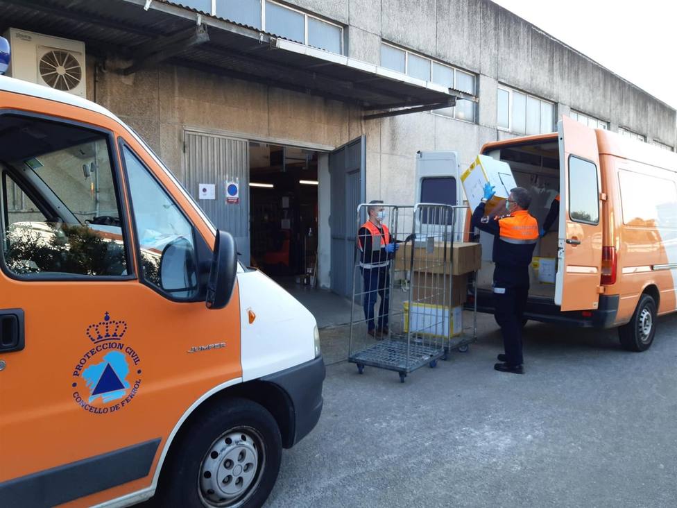 Voluntarios de Protección Civil entregando material en el Hospital Arquitecto Marcide