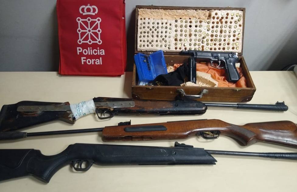 Detenido por un delito de tenencia ilícita de armas con tres carabinas y una pistola en Tafalla
