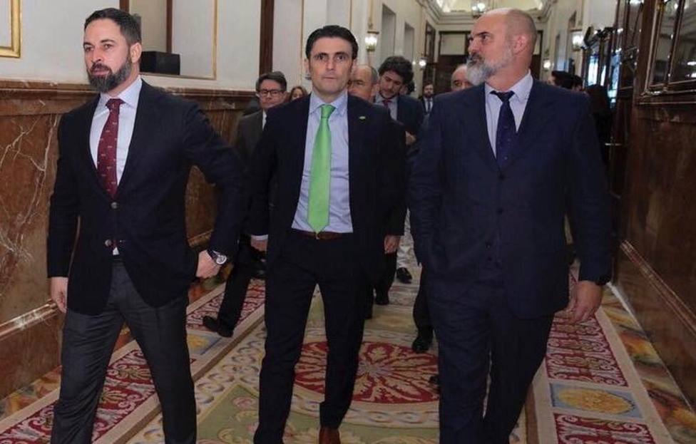 El líder de VOX Santiago Abascal junto al diputado por Badajoz Víctor Sánchez del Real en el Congreso