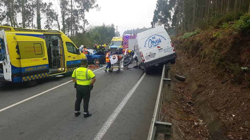 Dos heridos en la colisión frontal entre un turismo y una furgoneta en Cervo