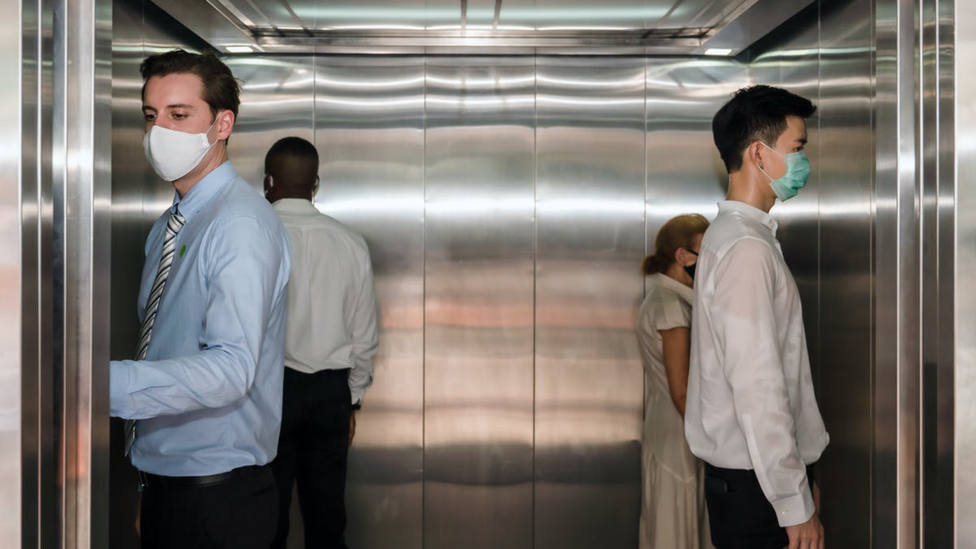 Por qué quitarse la mascarilla en el ascensor es peor de lo que crees