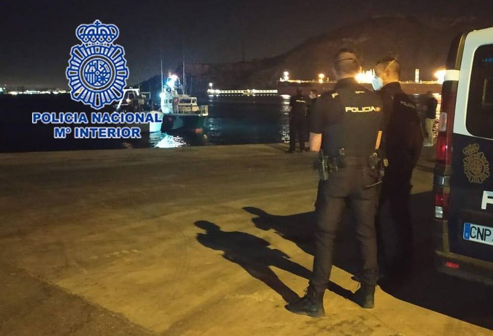 Detienen a la tripulación del pesquero que trasladó hasta Cartagena a 79 inmigrantes a bordo
