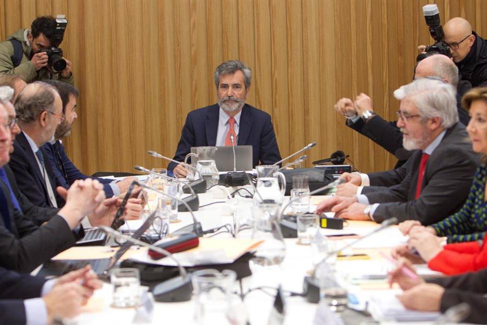 El presidente del Consejo General del Poder Judicial (CGPJ), Carlos Lesmes, preside una reunón del Consejo