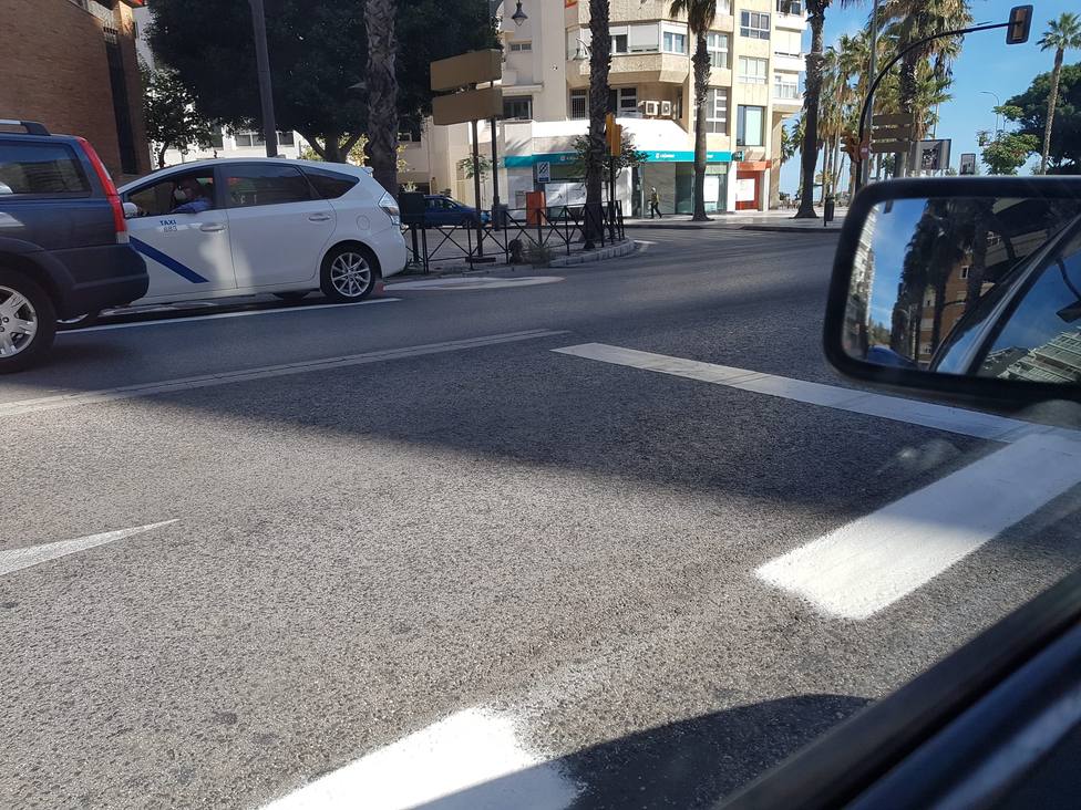 Si circulas en coche por Málaga, te interesará saber qué indican estas nuevas y gruesas líneas blancas