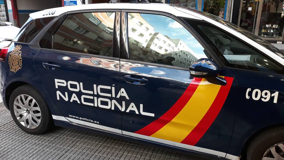 Foto vehículo del CNP estacionado en una calle de Gijón