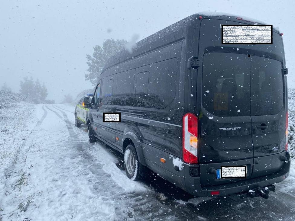 Una intensa nevada sorprendió al vehículo escolar en una carretera local
