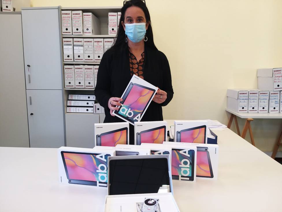 Eva Martínez Montero con las tablets. FOTO: Concello de Ferrol