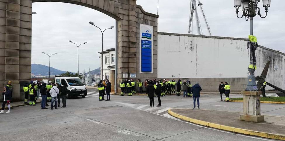 Los trabajadores de la UTE Tecman-Rayma a las puertas de Navantia Ferrol - FOTO: Cedida
