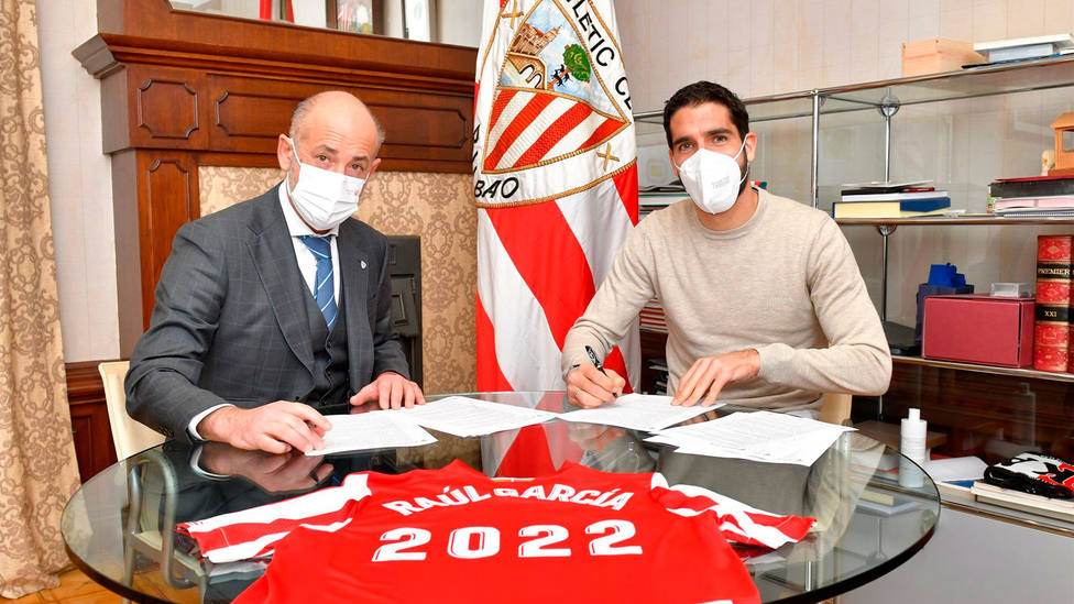 Raúl García firma la renovación de su contrato con el Athletic hasta 2022 (Athletic Club)