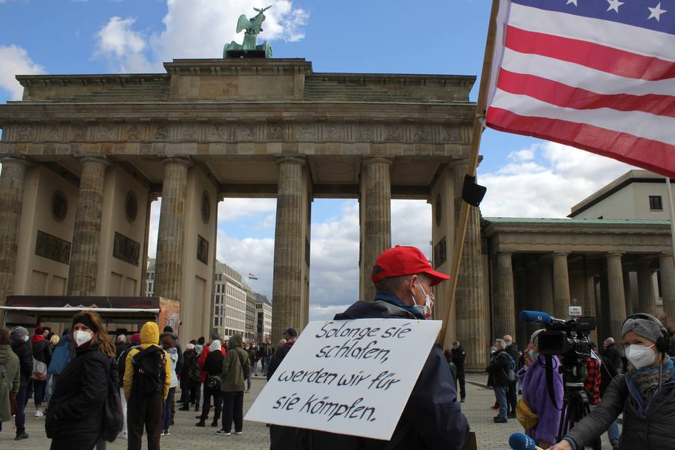 Miles de manifestantes protestan en Alemania contra las restricciones por la covid-19