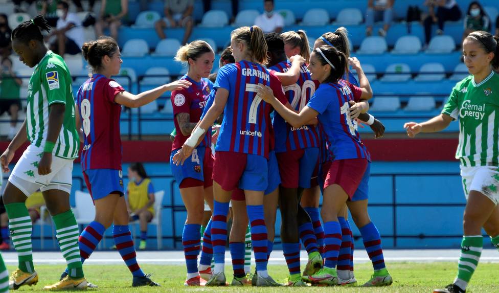 El FC Barcelona femenino celebrando la victoria ante el Betis