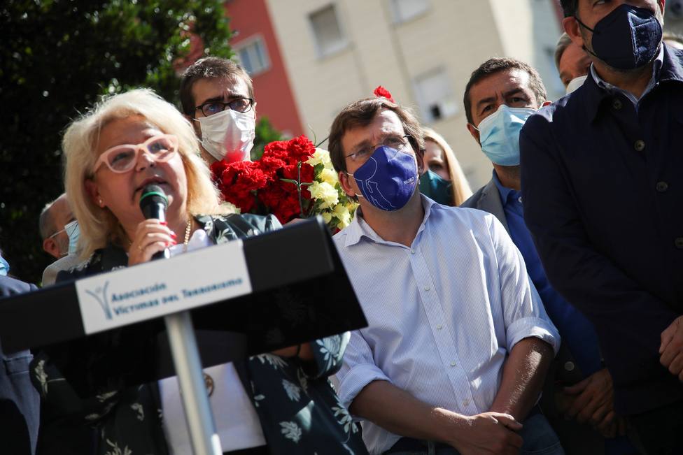 Martínez Almeida participa en la ofrenda floral de la Asociación de Víctimas del terrorismo