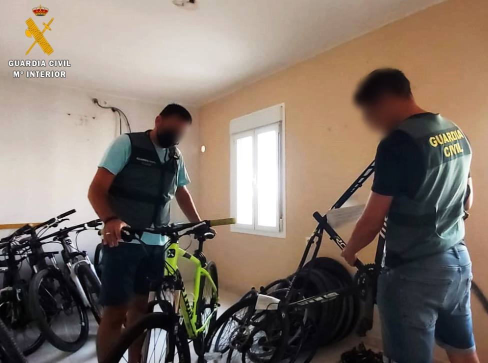 Ocho detenidos, seis de ellos menores, acusados de robar una veintena de bicicletas en Aguadulce