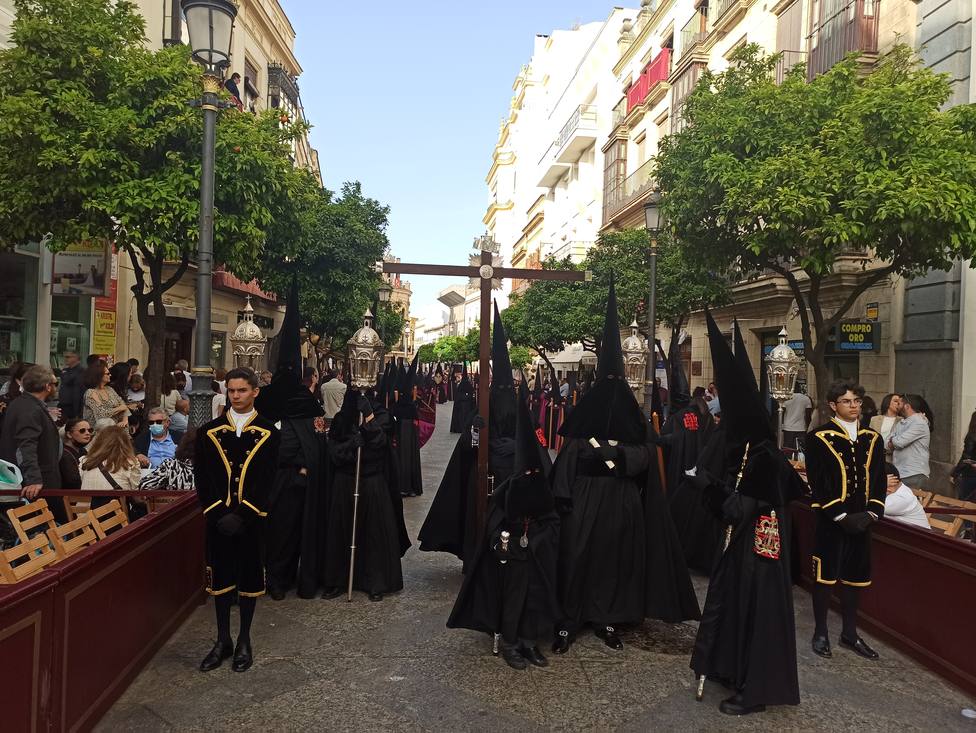 Viernes Santo en Jerez: la Cruz también en las calles, tras las cruces del virus