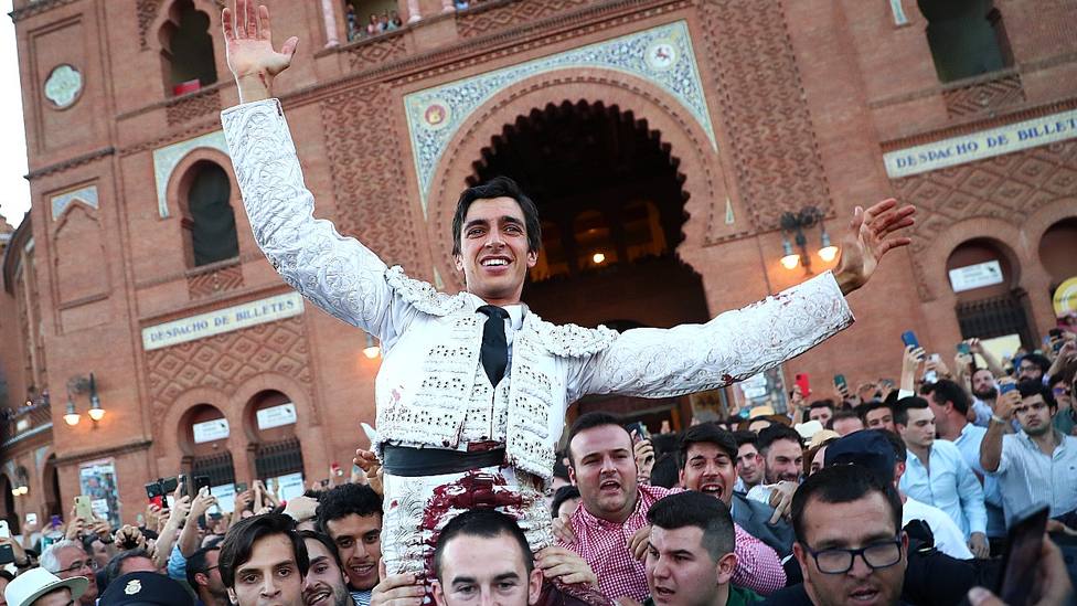 Ángel Téllez en su salida a hombros de la plaza de toros de Las Ventas en el último San Isidro