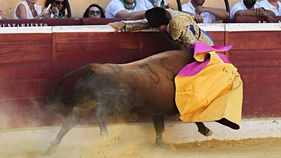 Momento de la grave cornada sufrida por El Cordobés este sábado en Huesca
