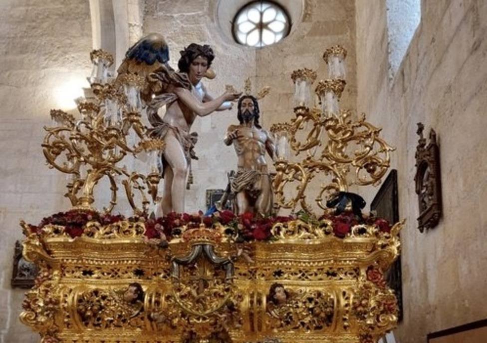 Domingo de Resurrección en Córdoba, entre paraguas y oraciones en el templo