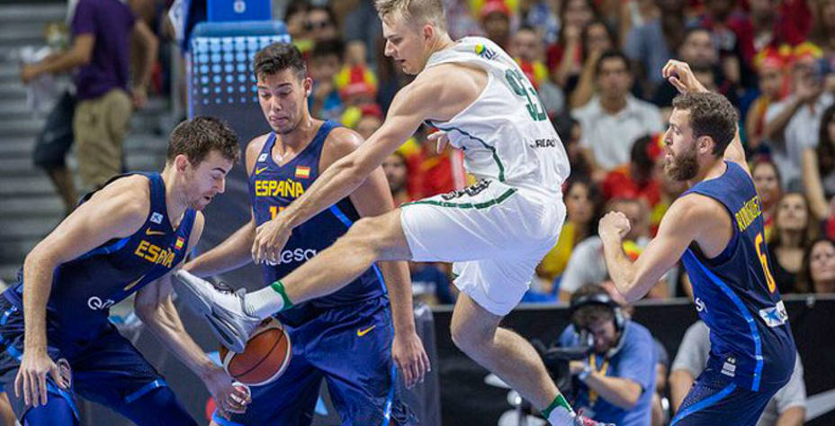 Jugadores de España y Lituania luchando por un balón (FOTO - @FEB)
