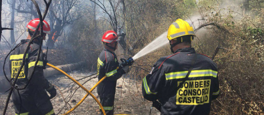 Medios del Consorcio Provincial de Bomberos trabajan en la extinción del incendio en Artana. Foto SIAB