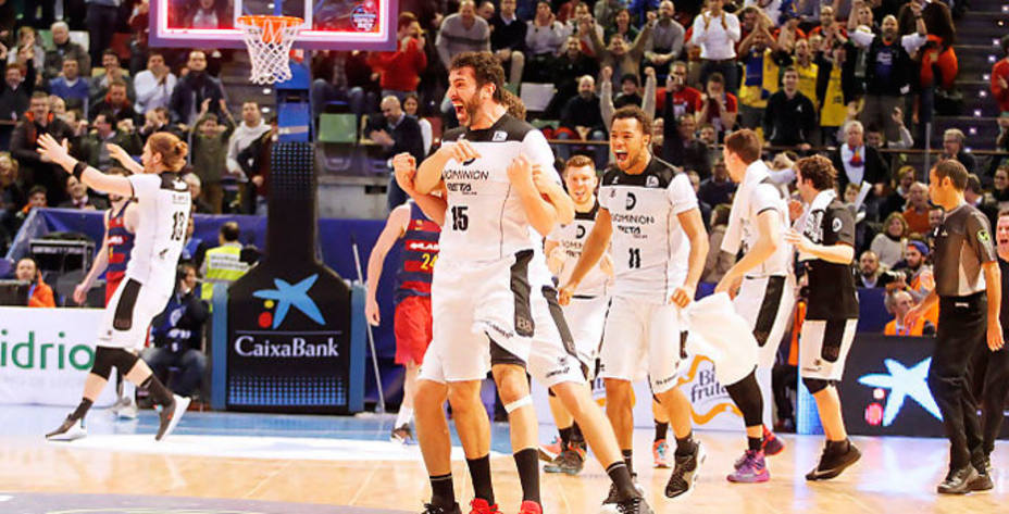 Los jugadores del Bilbao Basket celebran la victoria. acb.com