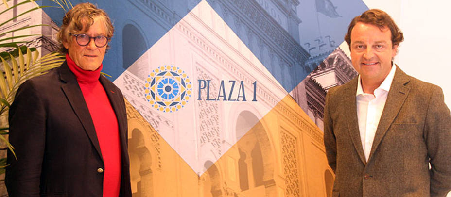 Simón Casas y Rafael García Garrido con el nuevo logo de Plaza 1. TESEO COMUNICACIÓN