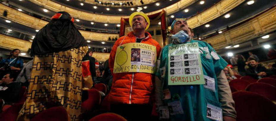 Algunas personas disfrazadas esperan en el interior del Teatro Real.EFE/Juan Carlos Hidalgo