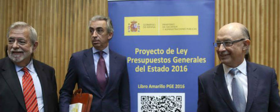 El ministro de Hacienda, Cristóbal Montoro, y equipo en la presentación de los PGE 2016. EFE