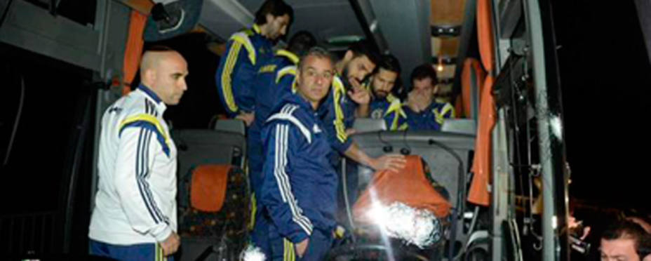 El autobús del Fenerbahçe, tiroteado