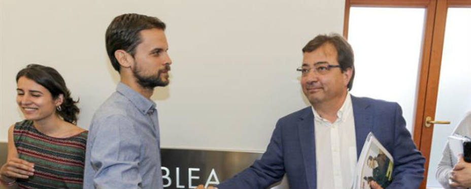 Guillermo Fernández Vara saluda a Álvaro Jaén, secretario general de Podemos Extremadura. EFE
