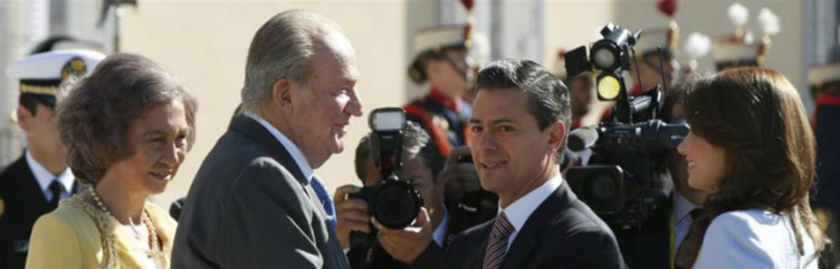 Los Reyes recibiendo en el Pardo a Enrique Peña Nieto y a su esposa (EFE)