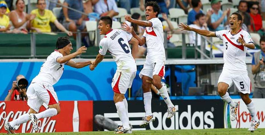 Costa Rica celebra su victoria sobre Uruguay. (Reuters)