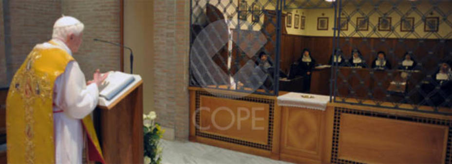 Benedicto XVI celebrando la Eucaristía en la capilla del Mater Ecclesiae