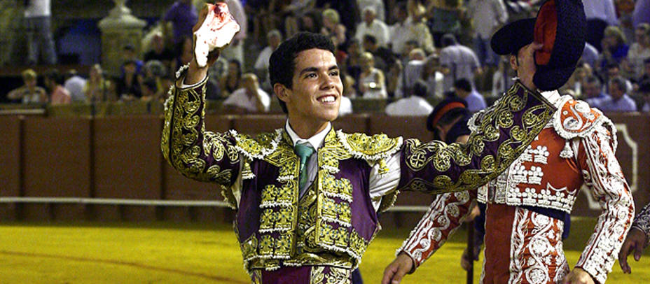 El Manriqueño durante su vuelta al ruedo tras cortar una oreja en la final de Sevilla. GONZÁLEZ ARJONA
