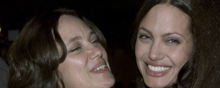 Angelina Jolie junto a su madre, Marcheline Bertrand que murió a los 56 años tras luchar contra el cáncer.REUTERS