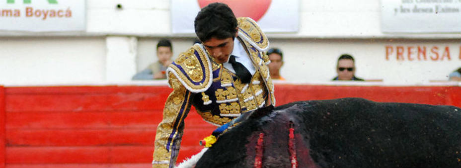 Sebastián Castella durante su actuación este lunes en la plaza de toros de Duitama (Colombia). EFE