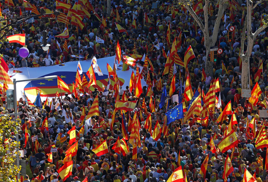 Miles de banderas españolas y catalanas han inundado las calles del centro de Barcelona en la manifestación por la unidad de España. REUTERS