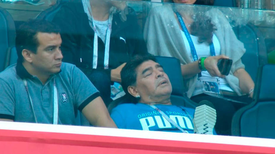 Maradona, dormido durante el Nigeria - Argentina