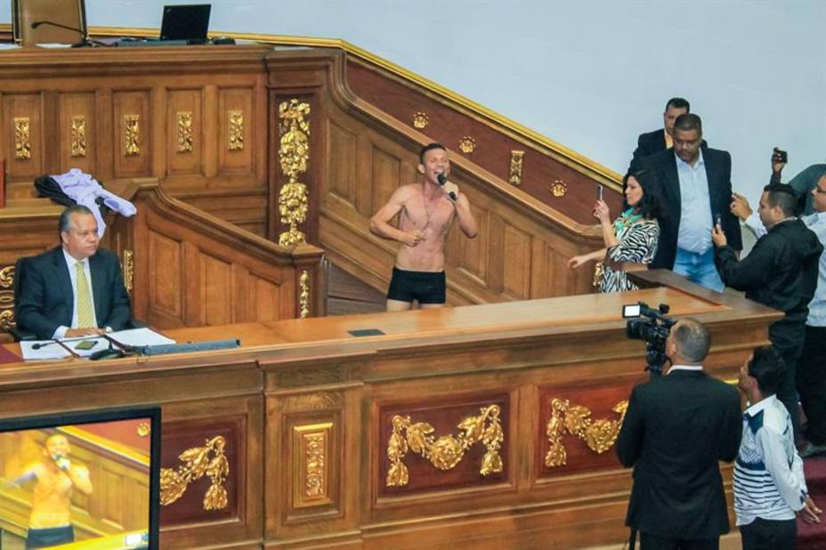 Un diputado antichavista se desnuda en el Parlamento por las “torturas” a un compañero