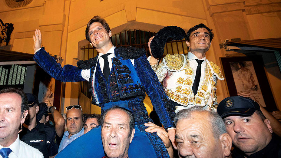 El Juli y Paco Ureña en su salida a hombros este lunes en Murcia
